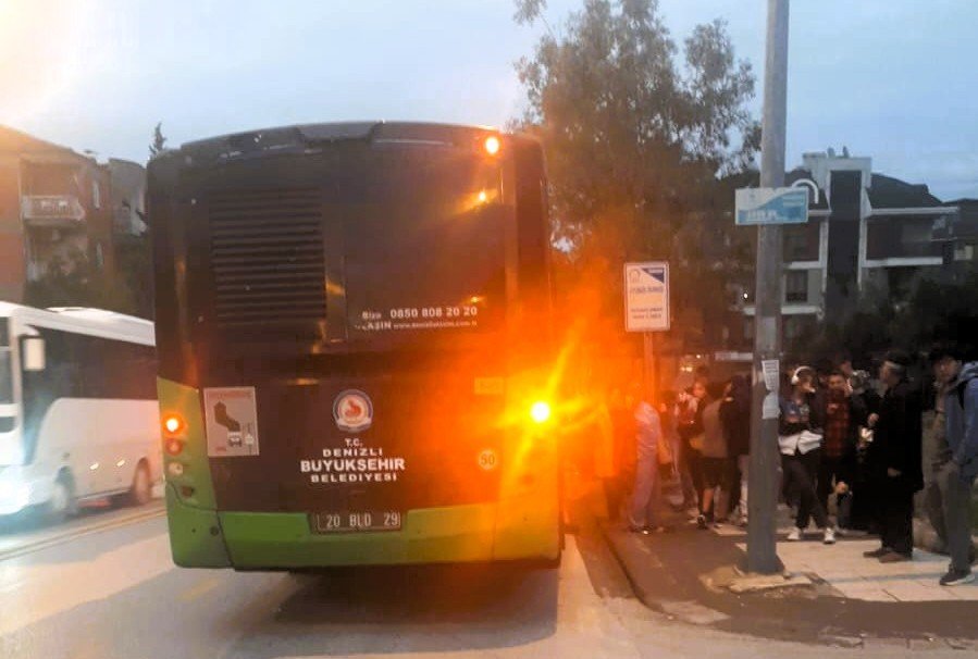 denizlide-halk-otobusu-yolda-kaldi