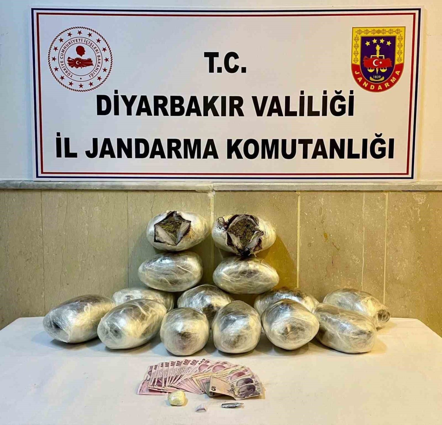diyarbakirda-92-kilo-esrar-ve-11-kilo-skunk-ele-gecirildi