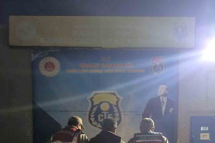 dolandiriciliktan-araniyordu-karsta-jandarma-yakaladi