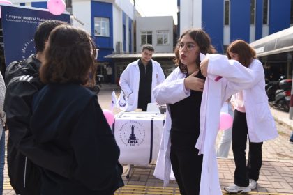 ege-universitesi-kampusunde-meme-kanseri-farkindalik-etkinligi