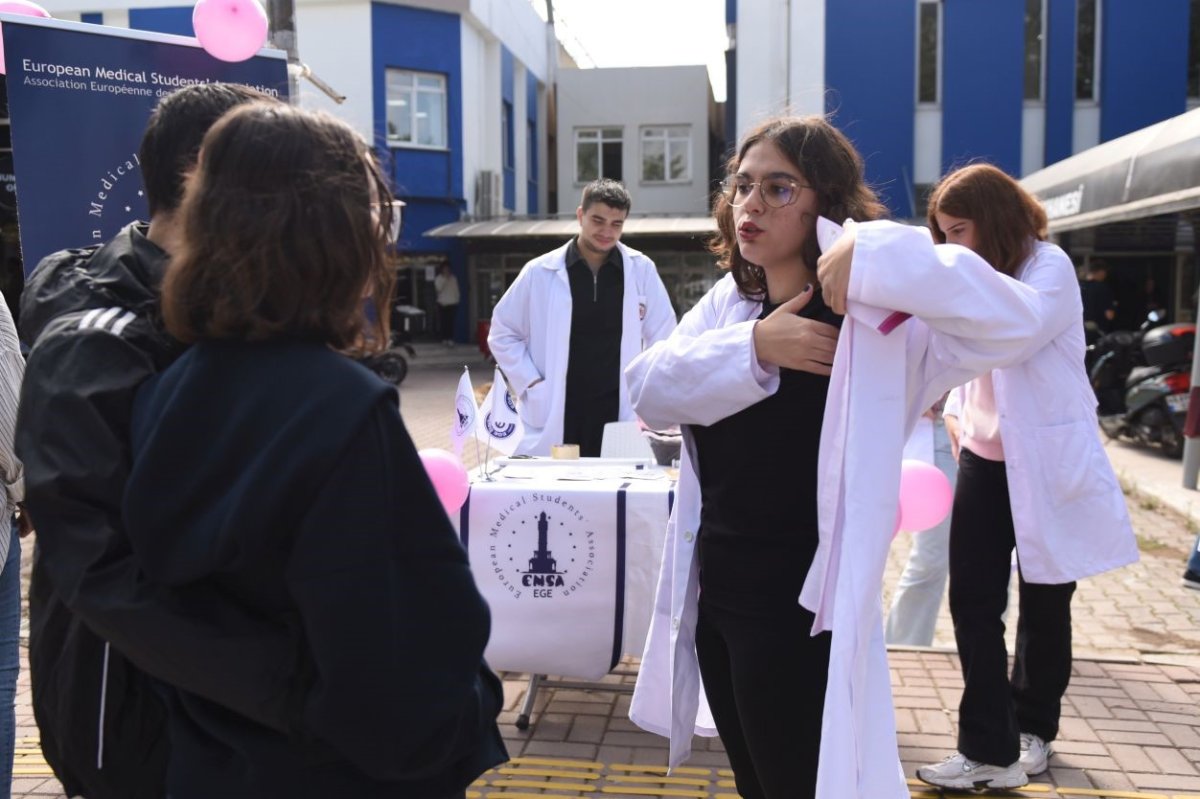 ege-universitesi-kampusunde-meme-kanseri-farkindalik-etkinligi