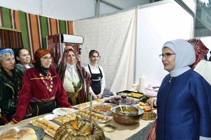 emine-erdogan-5-rize-gastronomi-gunlerine-katildi-bu-anlamli-bulusma-rizenin-kulturel-hafizasini-da-gelecege-tasiyan-bir-adim