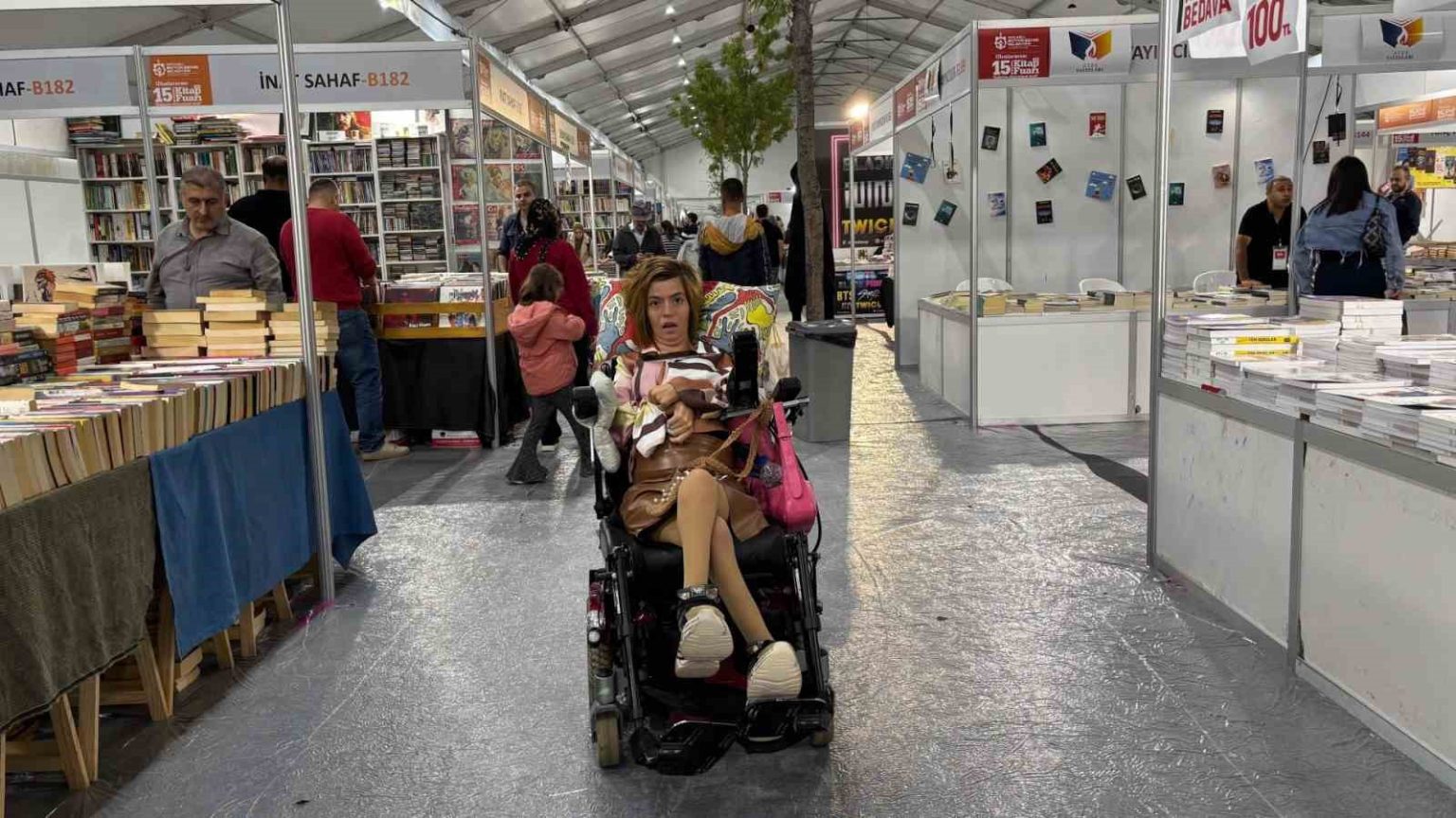 engelsiz-taksi-yazar-senayi-her-gun-okurlariyla-bulusturuyor