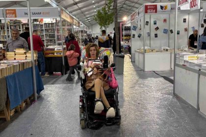 engelsiz-taksi-yazar-senayi-her-gun-okurlariyla-bulusturuyor