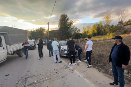 erbaada-minibus-ile-otomobil-carpisti-5-yarali