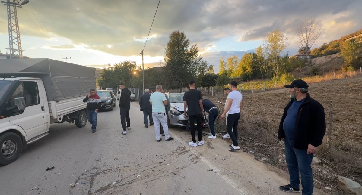 erbaada-minibus-ile-otomobil-carpisti-5-yarali