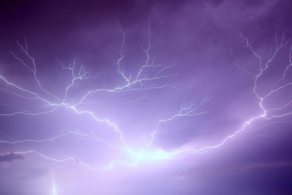 erzincanda-geceyi-aydinlatan-simsek-ve-yildirimlar-kamerada