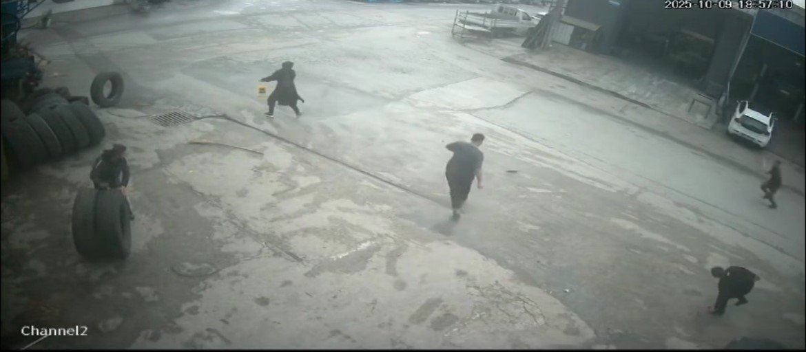 fareyi-supurgeyle-kovaladi-arkadasi-sut-atar-gibi-tekme-atti