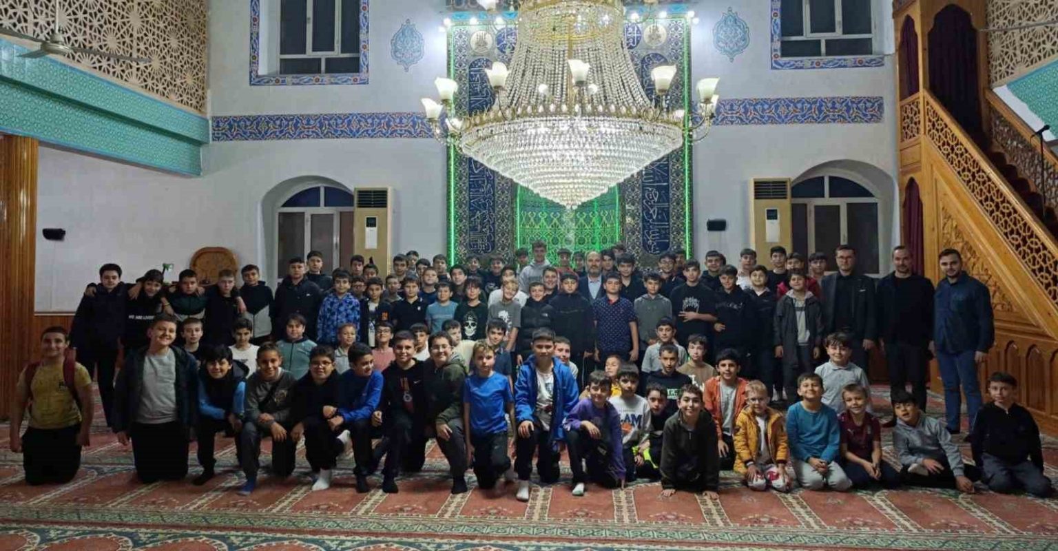fatih-camiinde-genclik-bulusmasi-duzenlendi