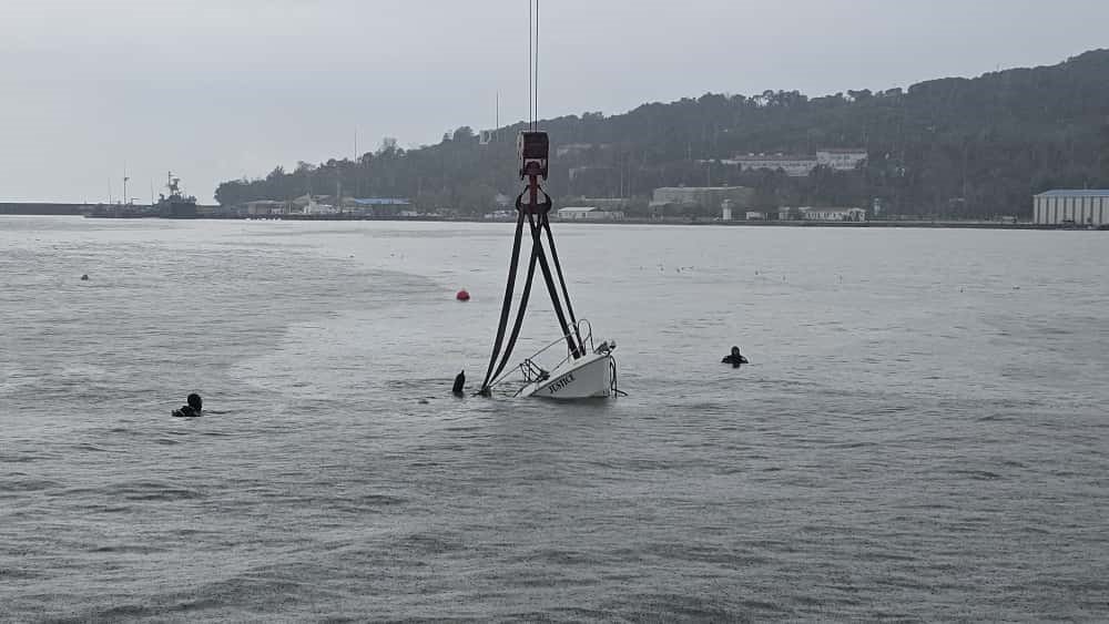 firtinada-batan-mini-yat-vinc-yardimiyla-karaya-cikarildi
