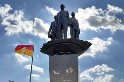 galatasarayda-gazi-mustafa-kemal-ataturk-tevfik-fikret-ve-ali-sami-yen-anitinin-acilisi-yapildi