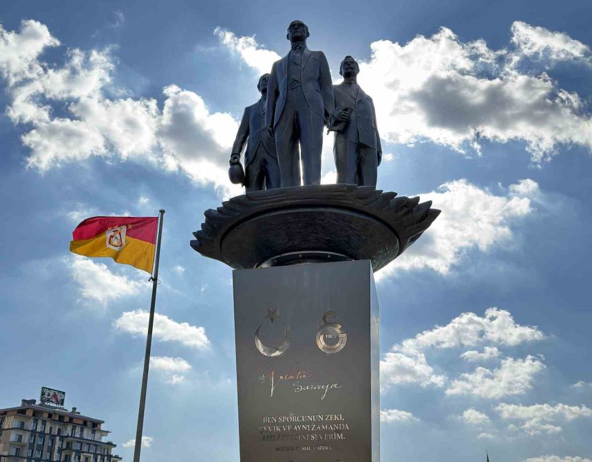 galatasarayda-gazi-mustafa-kemal-ataturk-tevfik-fikret-ve-ali-sami-yen-anitinin-acilisi-yapildi
