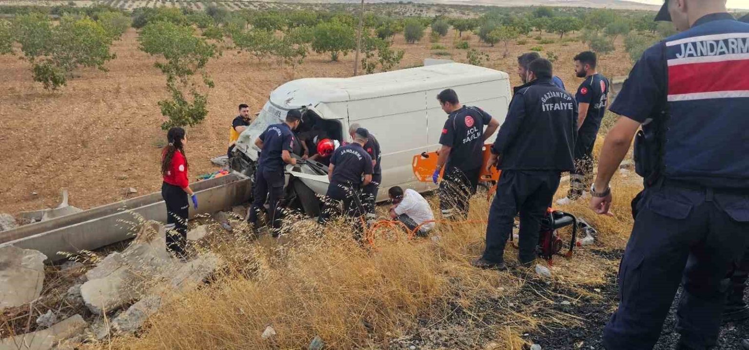 gaziantepte-kamyonet-sarampole-uctu-2-agir-yarali