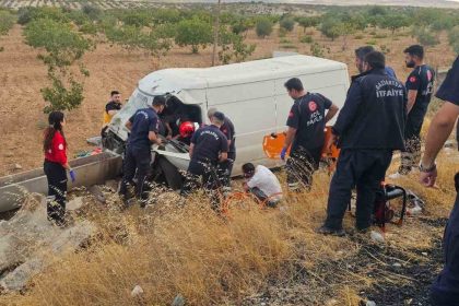 gaziantepte-kamyonet-sarampole-uctu-2-agir-yarali