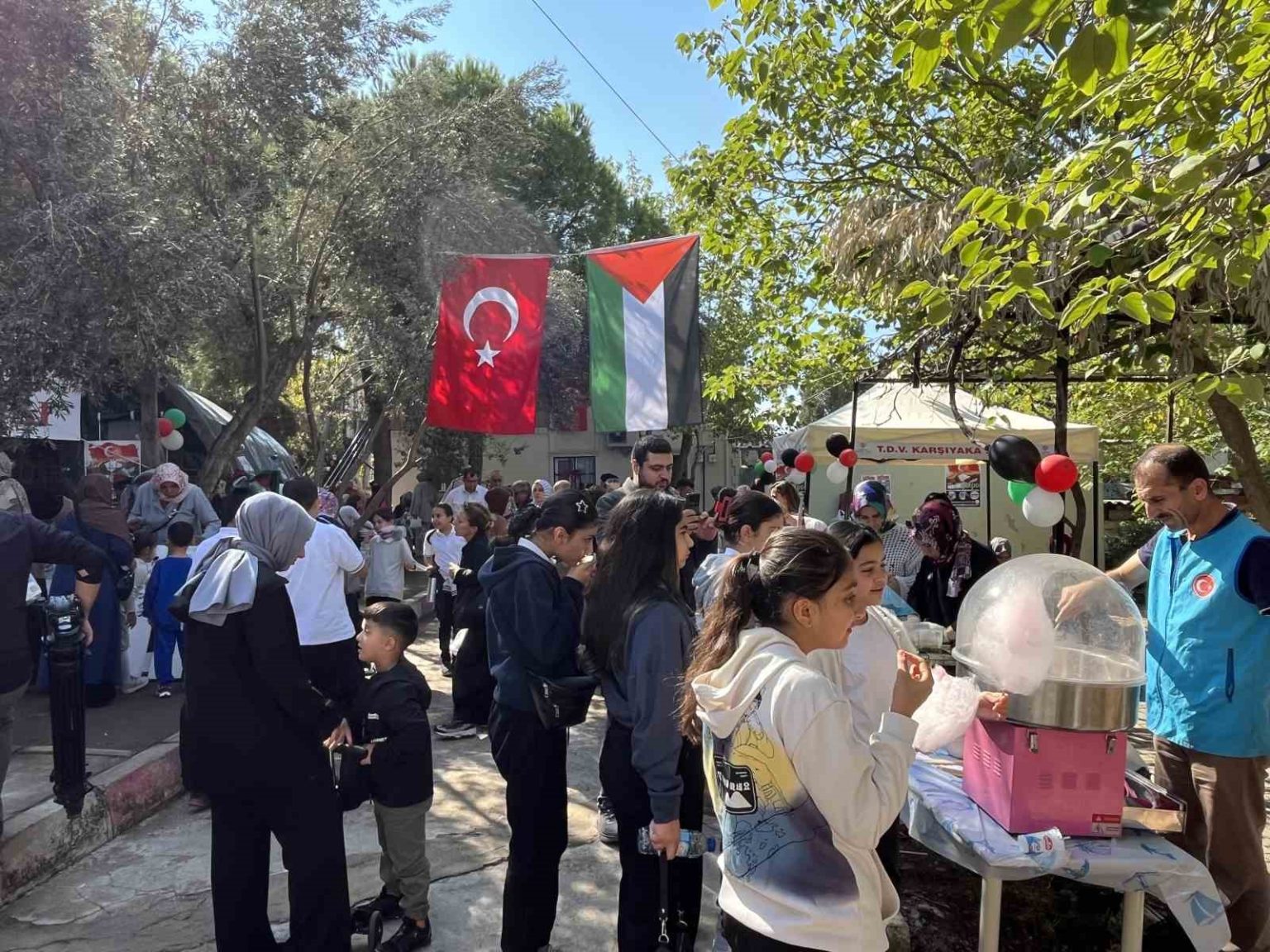 gazze-icin-izmirde-hayir-carsisi-kuruldu