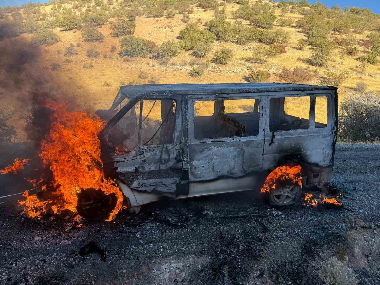 gercuste-seyir-halinde-alev-alan-minibus-kule-dondu