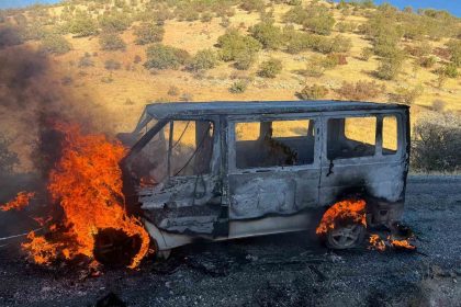 gercuste-seyir-halinde-alev-alan-minibus-kule-dondu