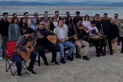 goldeki-mini-adada-turkulerle-beysehir-golu-kurumasin-farkindalik-etkinligi