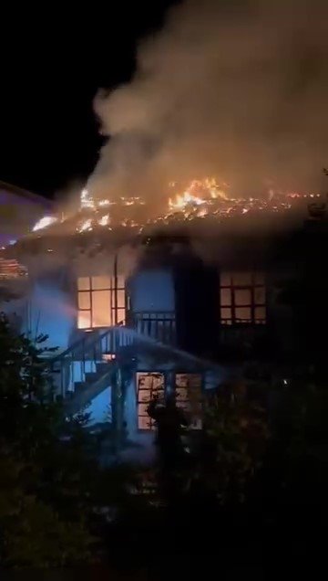 gumushacikoyde-yanginda-2-ev-zarar-gordu