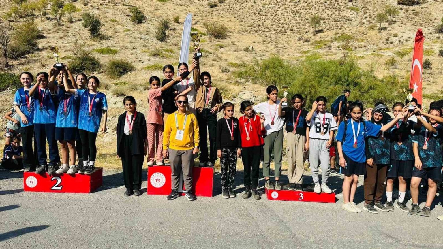hakkaride-okul-sporlari-kros-yarislari-yapildi