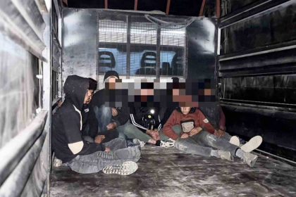 kamyonet-kasasinda-tasinan-8-gocmen-yakalandi