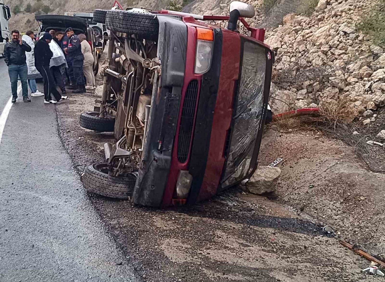 kamyonet-su-tahliye-kanalina-devrildi-5-yarali