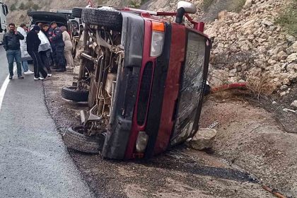 kamyonet-su-tahliye-kanalina-devrildi-5-yarali