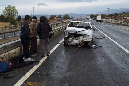 karabukte-panelvanin-carptigi-otomobildeki-2-kisi-yaralandi