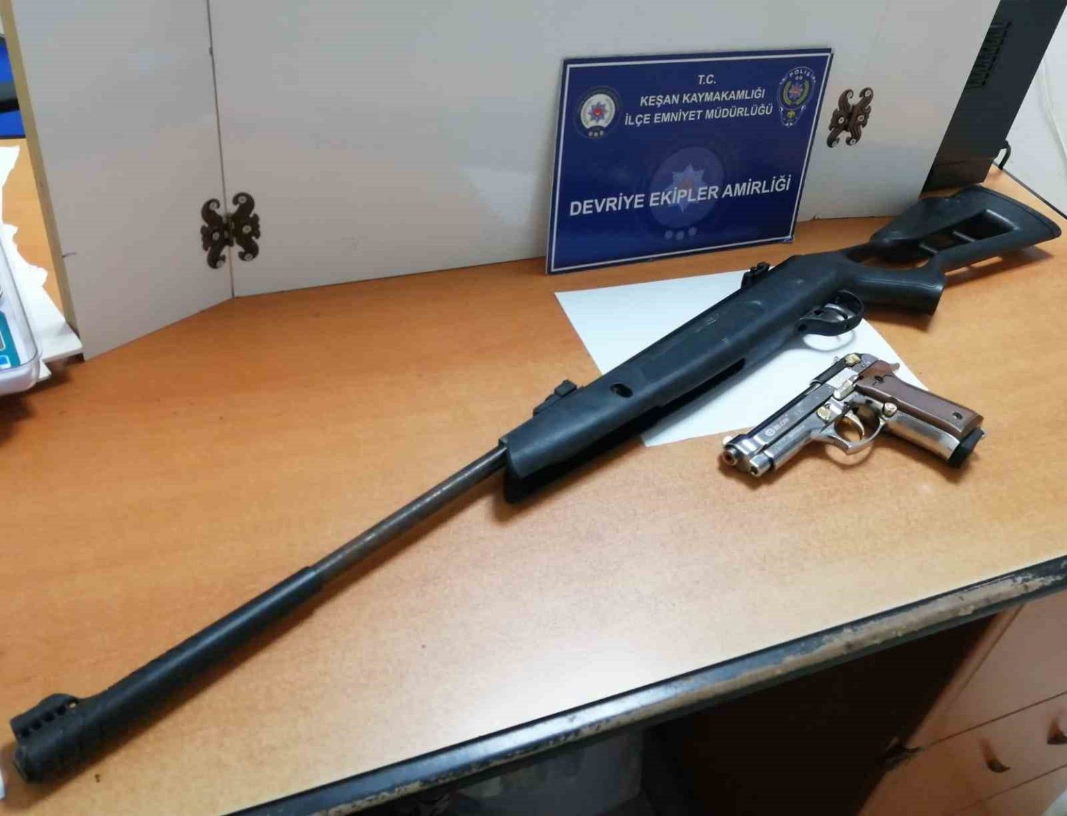 kesanda-polisin-durdurdugu-suphelinin-uzerinden-havali-tufek-ve-kurusiki-tabanca-cikti
