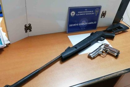 kesanda-polisin-durdurdugu-suphelinin-uzerinden-havali-tufek-ve-kurusiki-tabanca-cikti