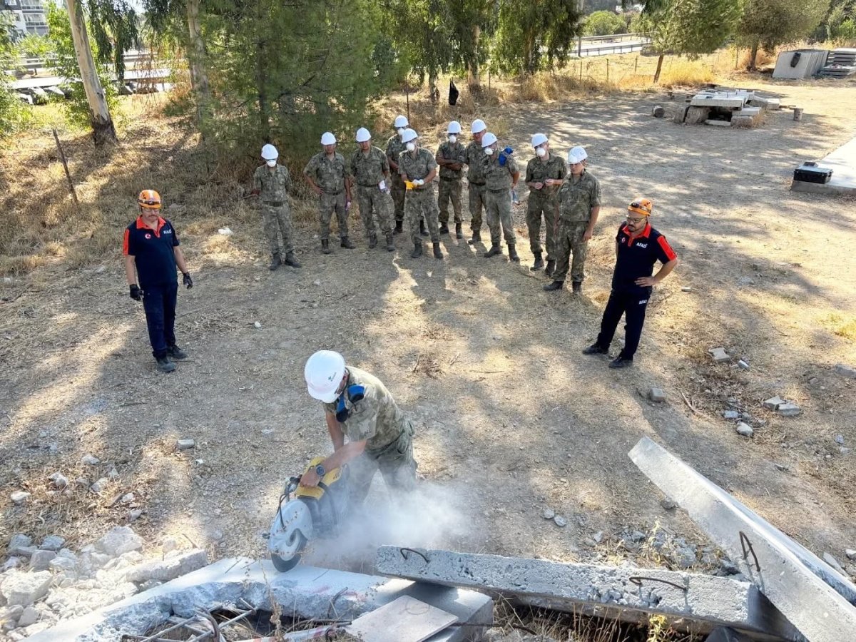 komandolara-enkazda-arama-kurtarma-egitimi-verildi