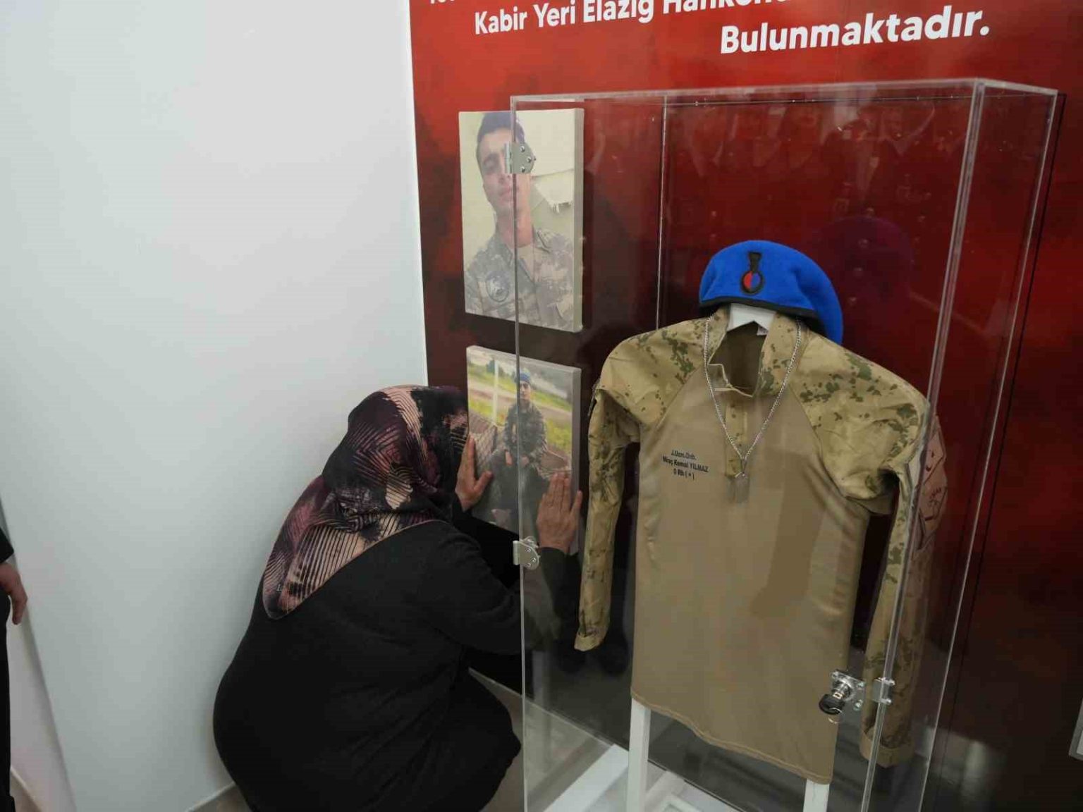 kutuphaneye-adi-verilen-askerin-annesi-oglunun-fotografini-severek-gozyasi-doktu