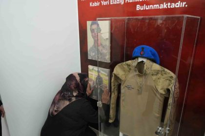 kutuphaneye-adi-verilen-askerin-annesi-oglunun-fotografini-severek-gozyasi-doktu