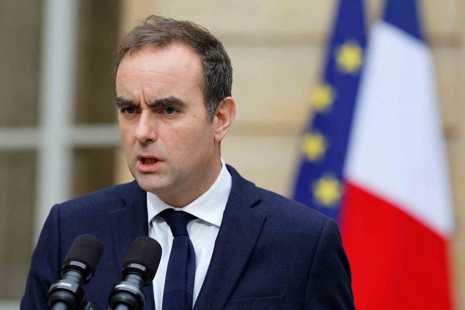 macron-istifa-eden-fransa-basbakani-lecornuyu-yeniden-basbakanlik-gorevine-atadi