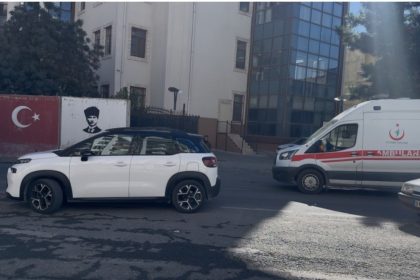 mardinde-trafik-kilitlendi-fermuar-sistemi-uygulanmayinca-ambulans-ters-yonden-ilerledi