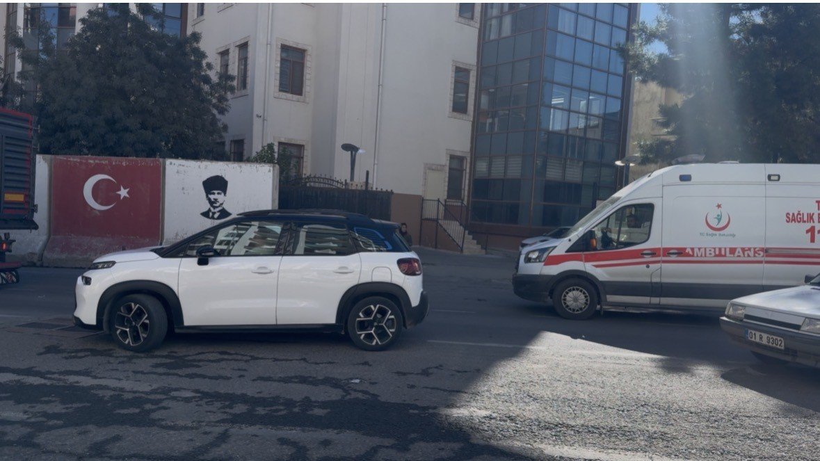 mardinde-trafik-kilitlendi-fermuar-sistemi-uygulanmayinca-ambulans-ters-yonden-ilerledi