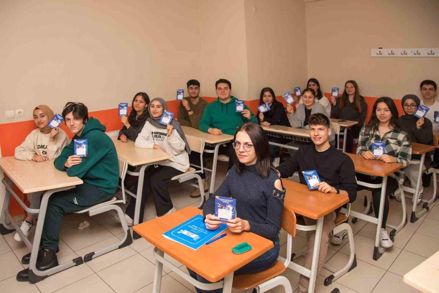 menemende-10-bin-ogrenciye-dijital-egitim-paketi-destegi