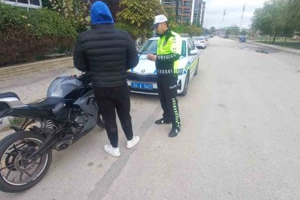 motosikletinin-plakasini-bantla-degistiren-surucu-polise-yakalandi