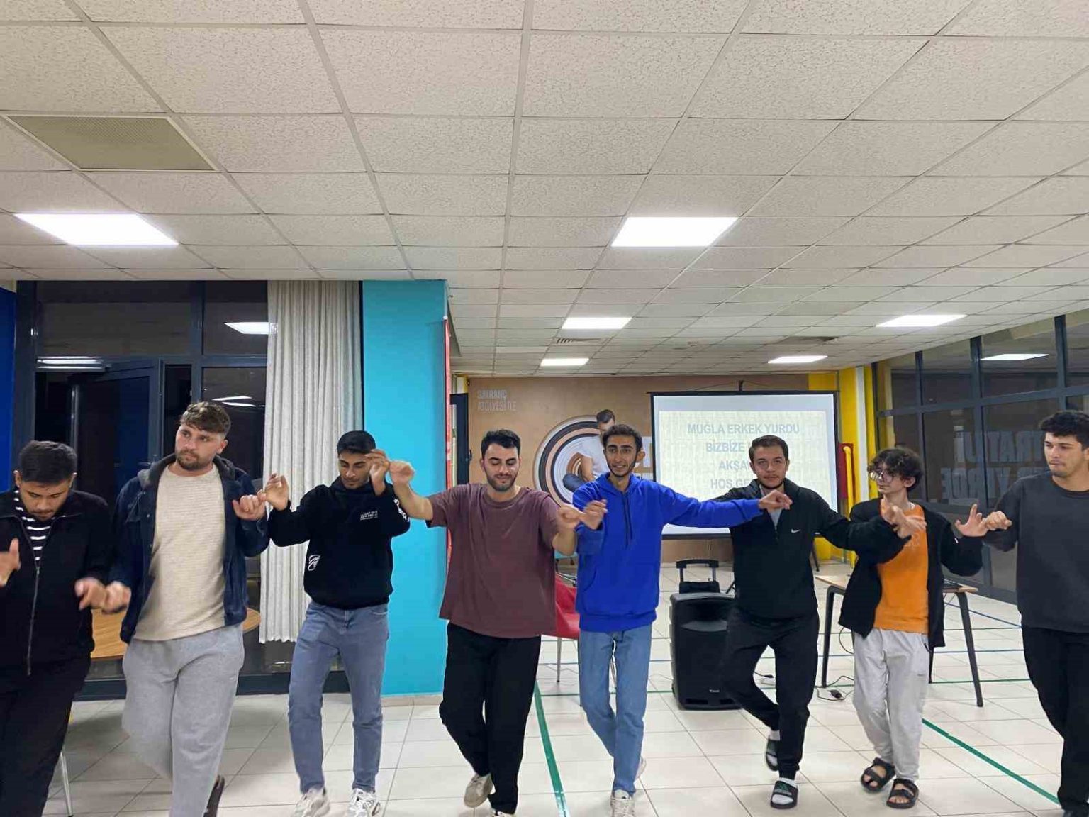 mugla-erkek-ogrenci-yurdunda-biz-bize-moral-gecesi-ile-akademik-stres-atildi