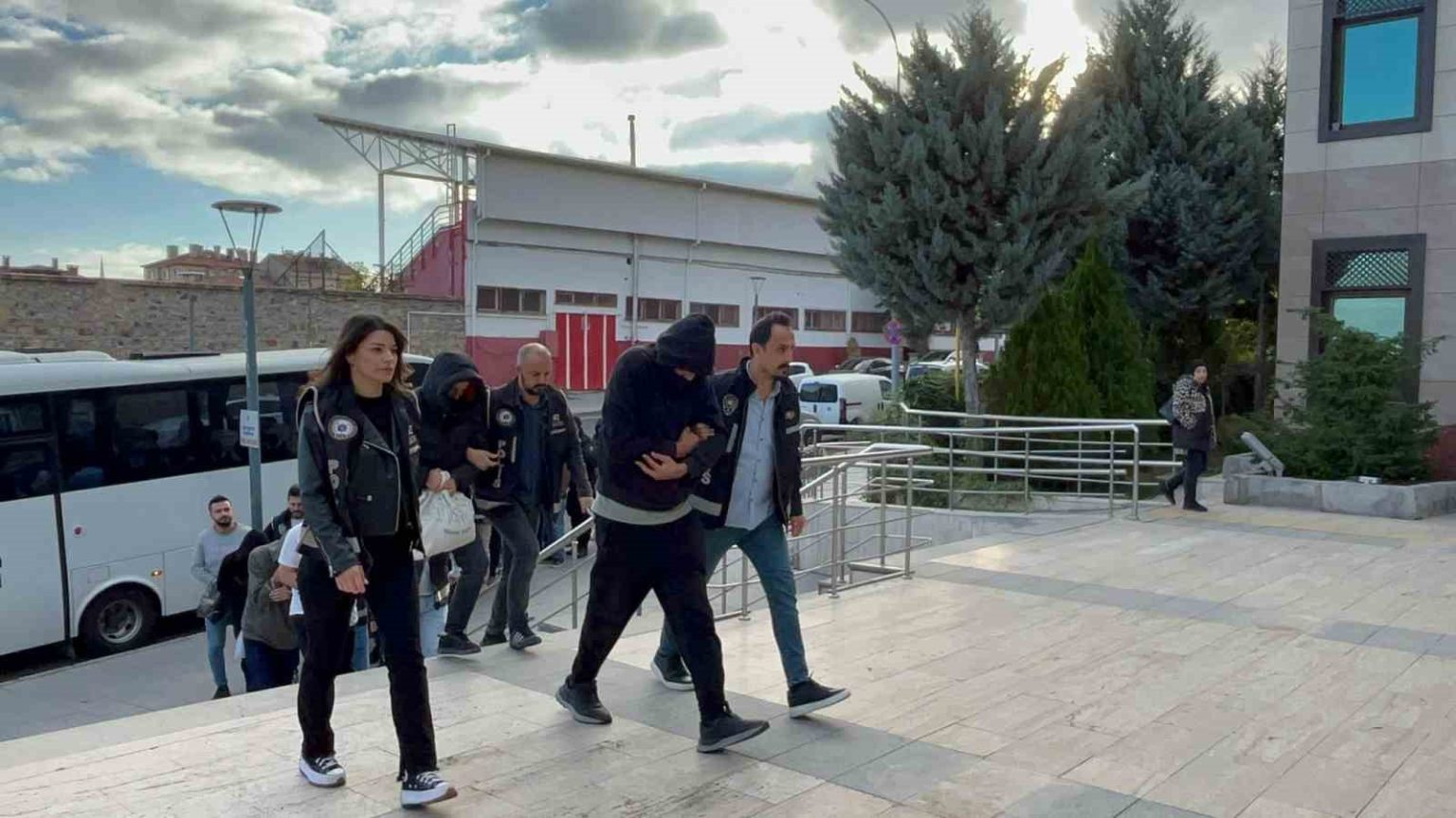 nevsehirde-rusvet-ve-usulsuzluk-operasyonunda-17-kisi-tutuklandi