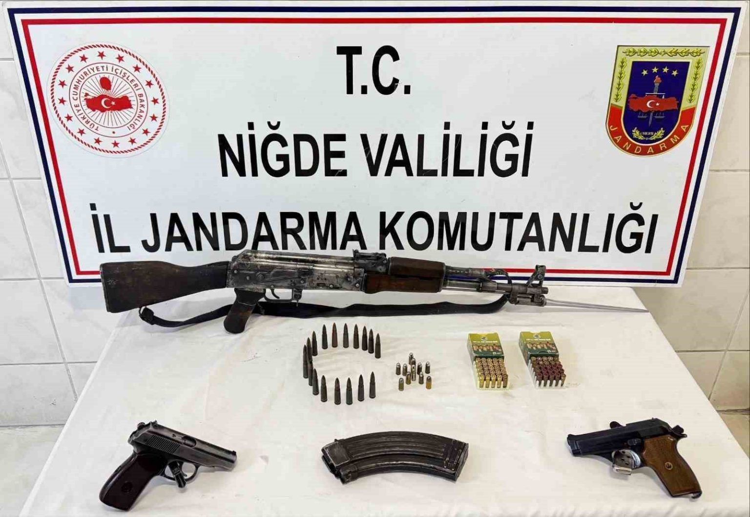 nigdede-ruhsatsiz-silah-operasyonu-kalesnikof-ve-tabancalar-ele-gecirildi