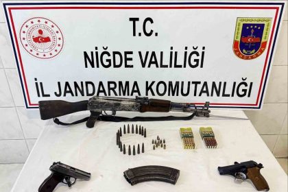 nigdede-ruhsatsiz-silah-operasyonu-kalesnikof-ve-tabancalar-ele-gecirildi