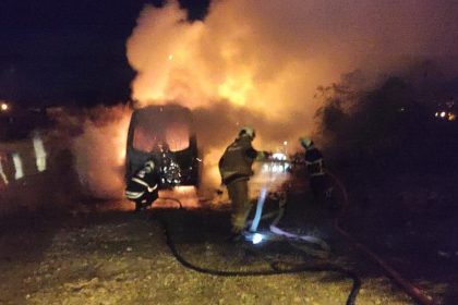 park-halindeki-minibus-alevlere-teslim-oldu