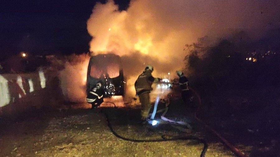 park-halindeki-minibus-alevlere-teslim-oldu