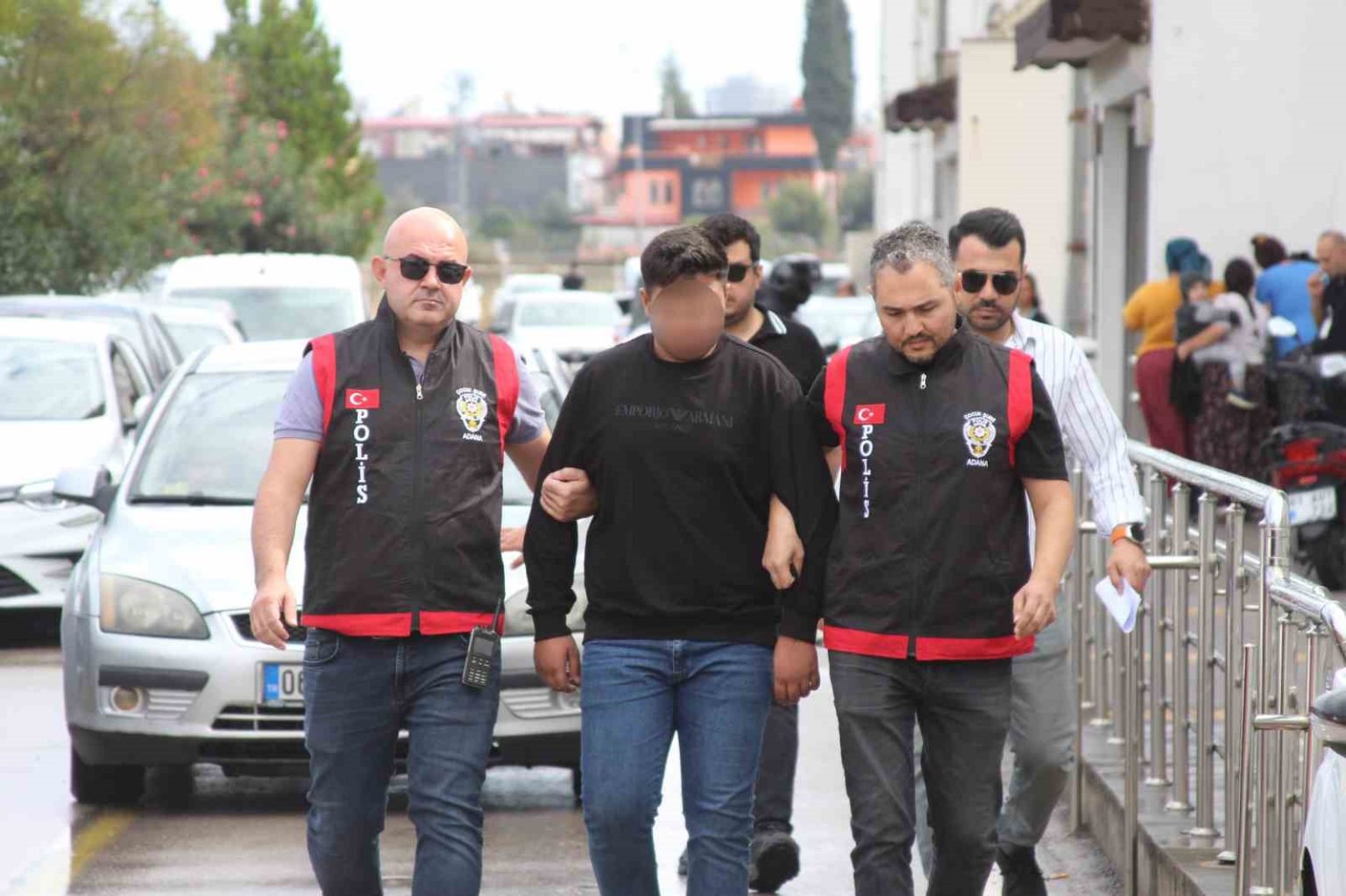 pastaneye-el-bombasi-atmisti-4-supheli-tutuklandi-70-milyonluk-husumet-ortaya-cikti