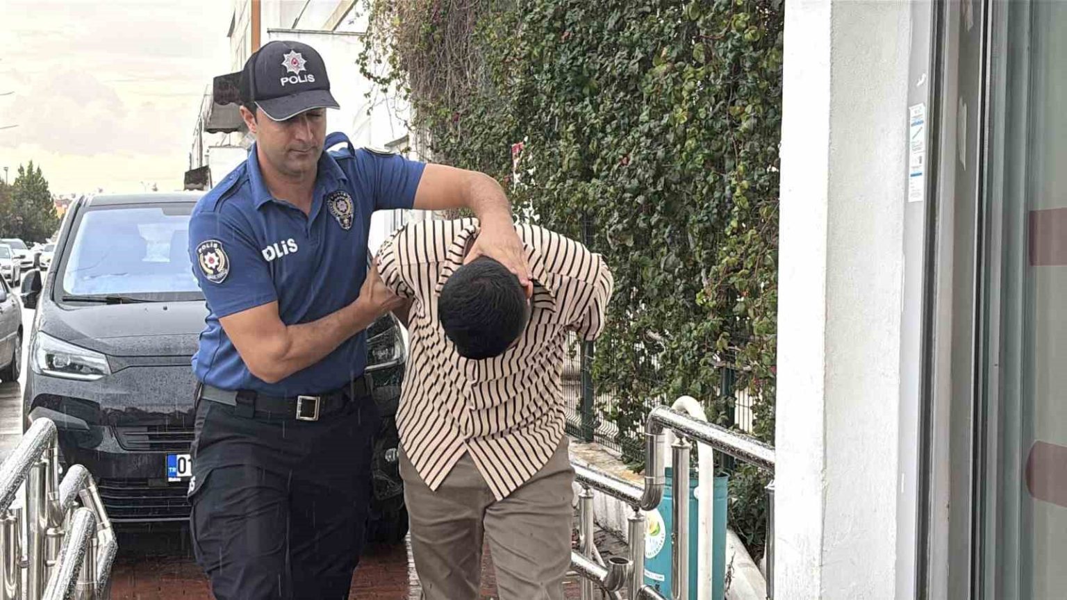 sahte-polisten-sok-savunma-beni-vuracaklarini-dusundugum-icin-kendime-polis-susu-verdim
