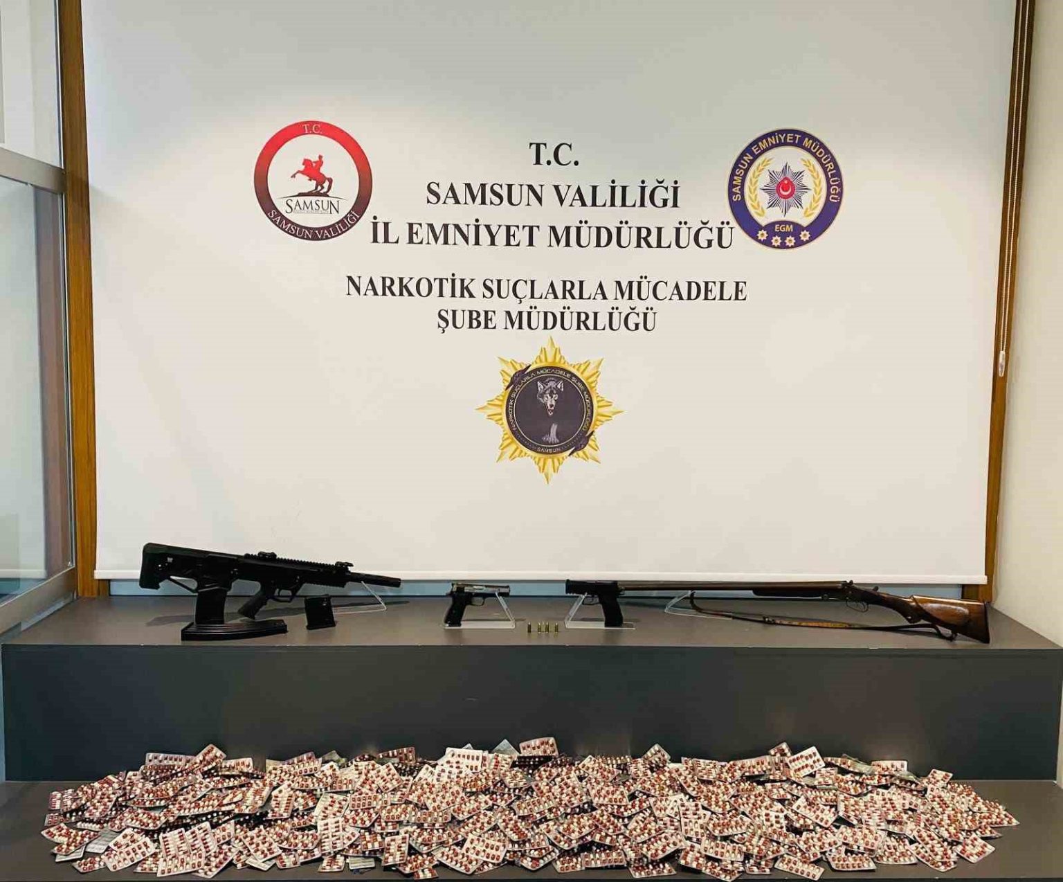 samsunda-10-bin-sentetik-ecza-ele-gecirildi-4-gozalti