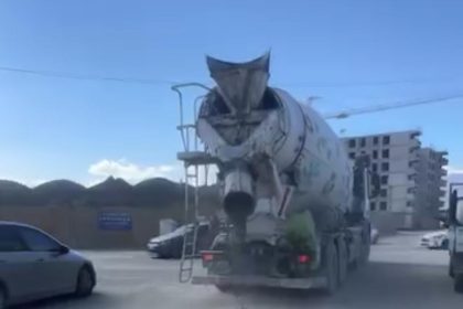 seyir-halindeki-mikserin-yola-beton-doktugu-anlar-kamerada