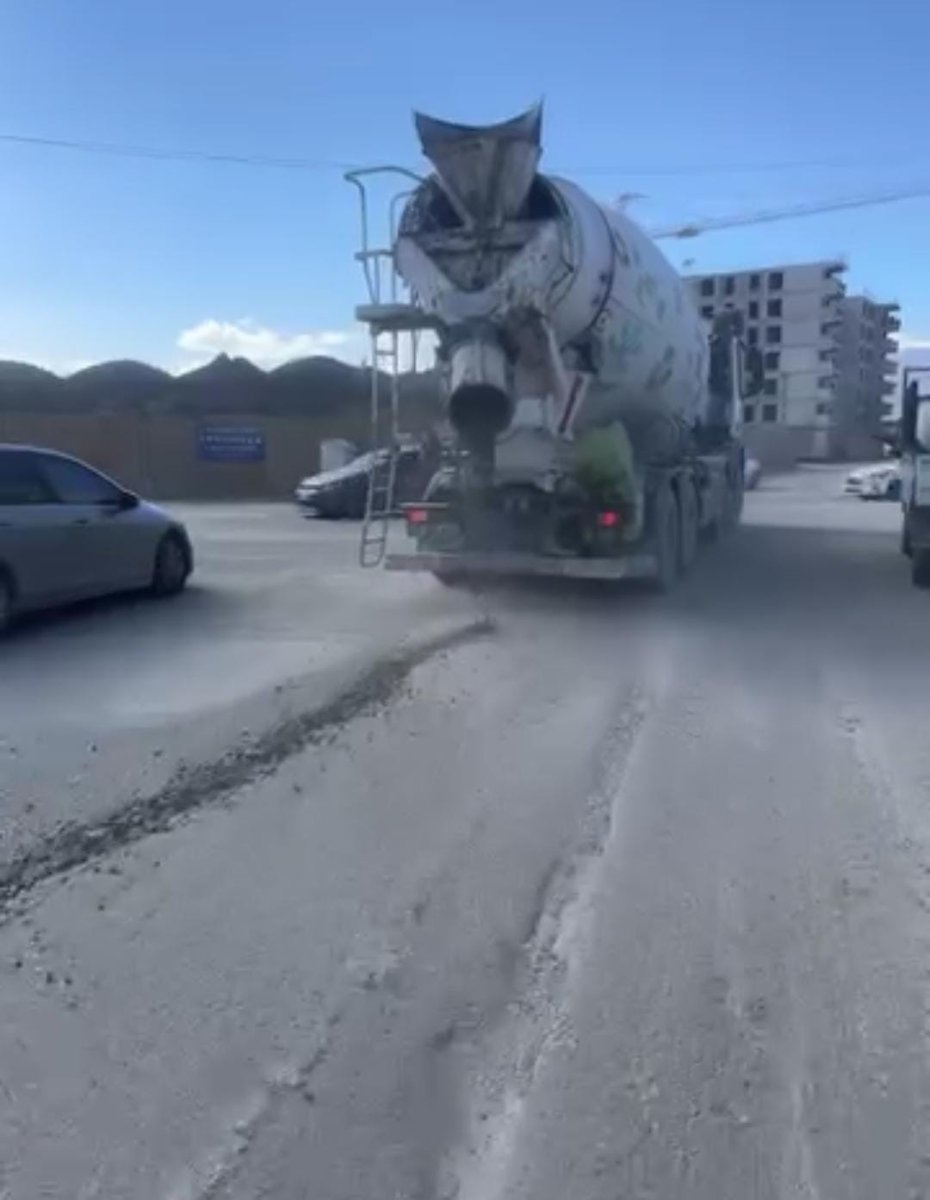 seyir-halindeki-mikserin-yola-beton-doktugu-anlar-kamerada