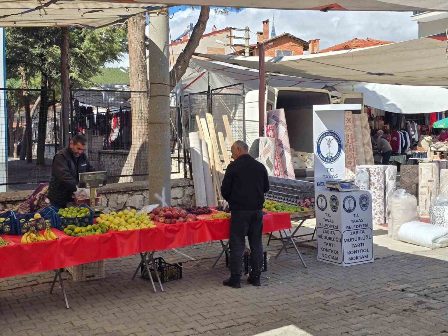 tavas-belediyesi-guvenilir-alisverisi-icin-pazaryerlerinde-tartilari-kontrol-etti